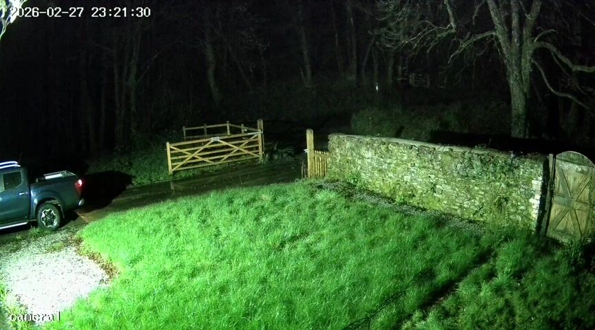 Camera still from A closing attempt, with a gap remaining